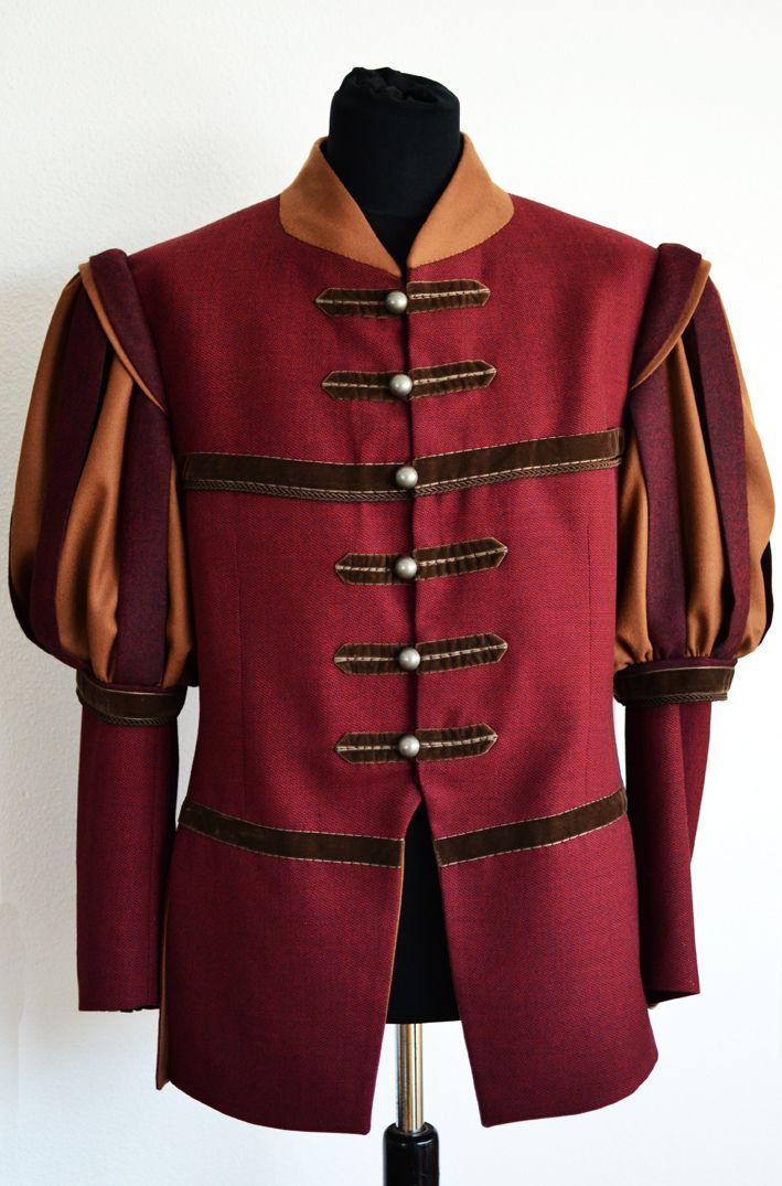 Ein rot-braunes Wams im Renaissancestil an einer Schaufensterpuppe.