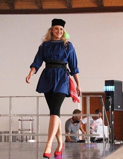 Eine Frau in einem Rieser Kittel