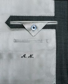 Innenteil eines grauen Anzugsakkos mit Tasche, Knopf und gestickten Initialen „AN“