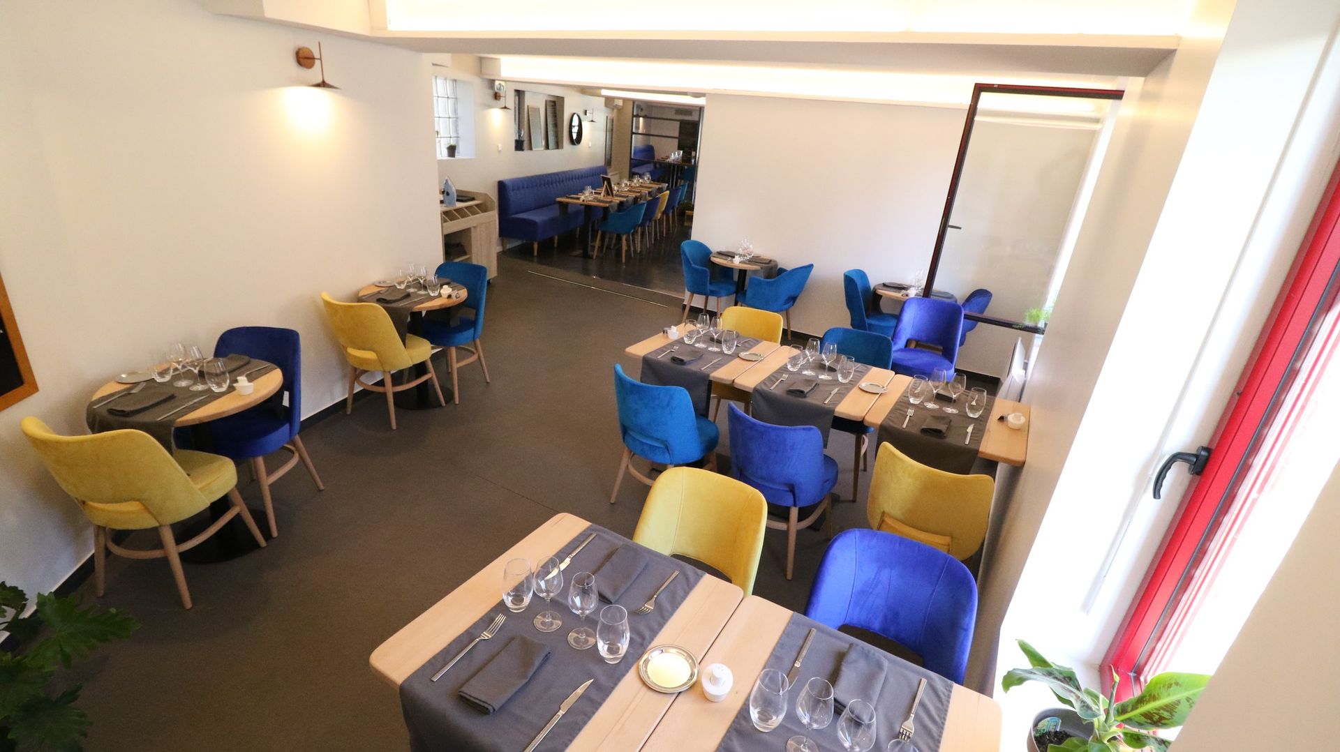 Vue du dessus d'une salle de restaurant