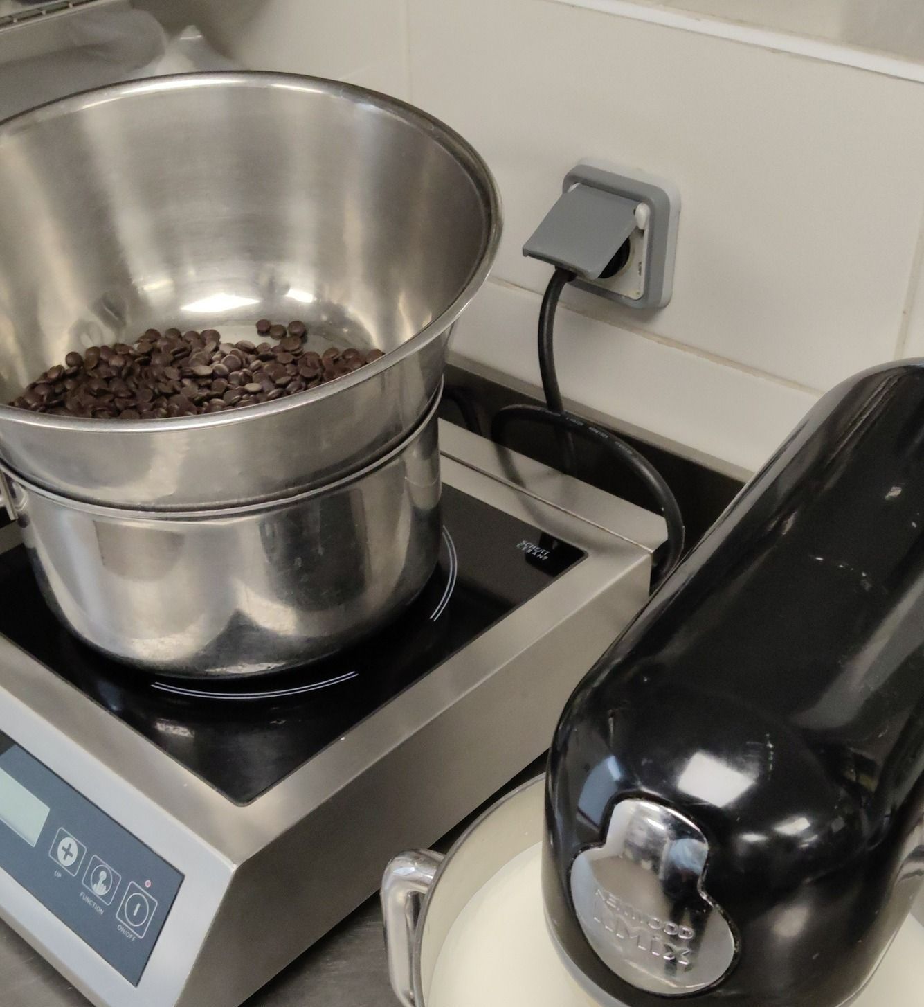 Préparation au chocolat dans une cuisine
