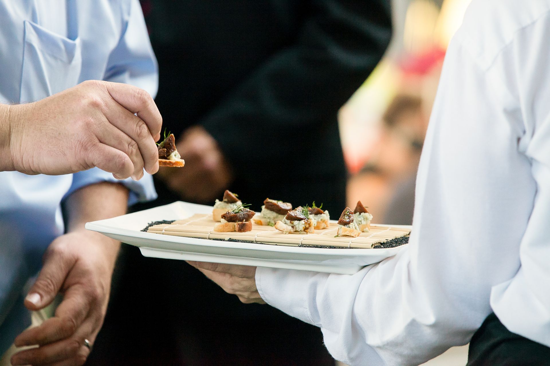 Une personne sert une assiette