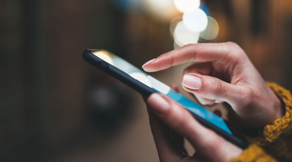 Une personne sur son téléphone