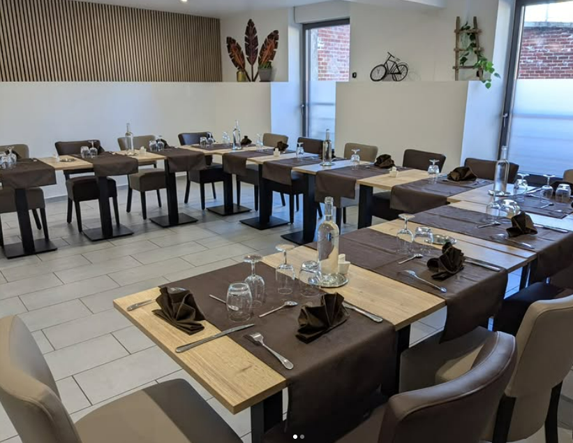 Une salle de restaurant dressée