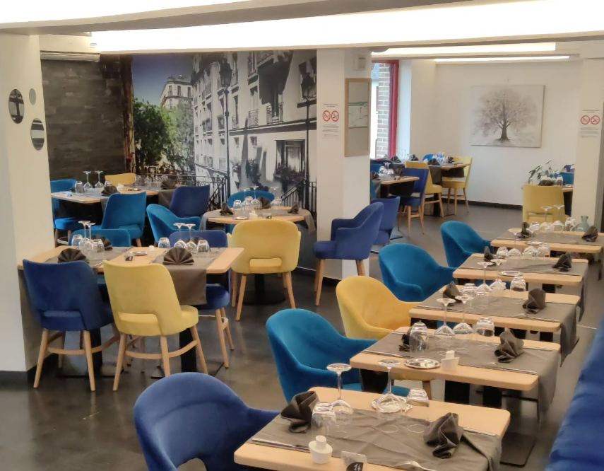 Des tables dans un restaurant