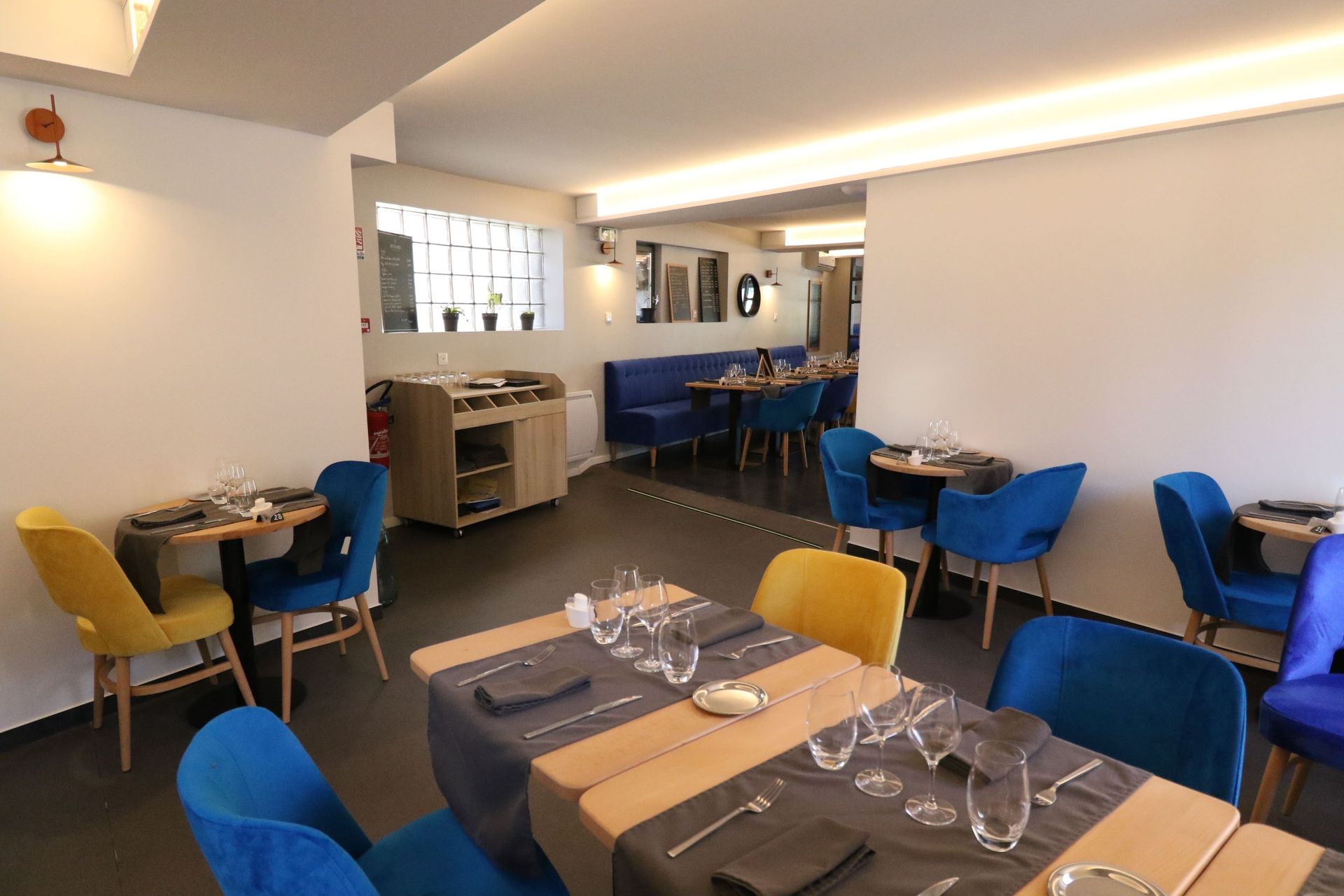 Une salle de restaurant bleue et or