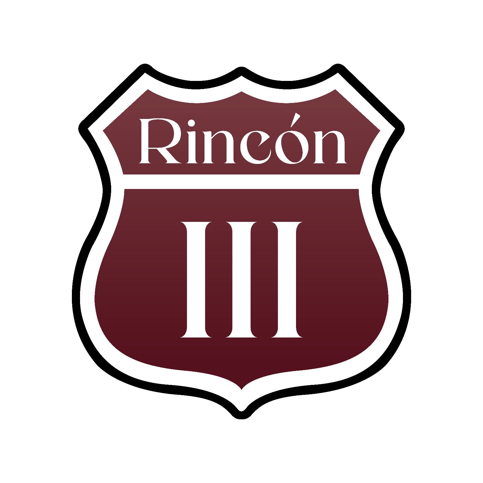 Un emblema granate en forma de escudo con el texto blanco "Rincon" sobre el número romano "III".