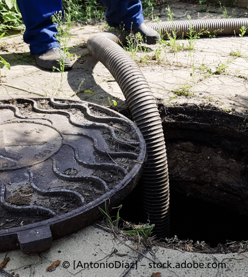 Ein Schachtdeckel mit einem daran befestigten Schlauch, R & I Felber Service GmbH