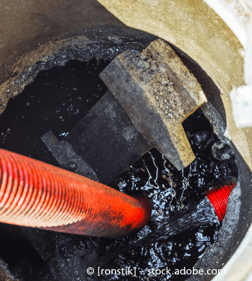 Ein roter Schlauch wird verwendet, um ein Stück Holz aus einem Abfluss zu entfernen, R & I Felber Service GmbH