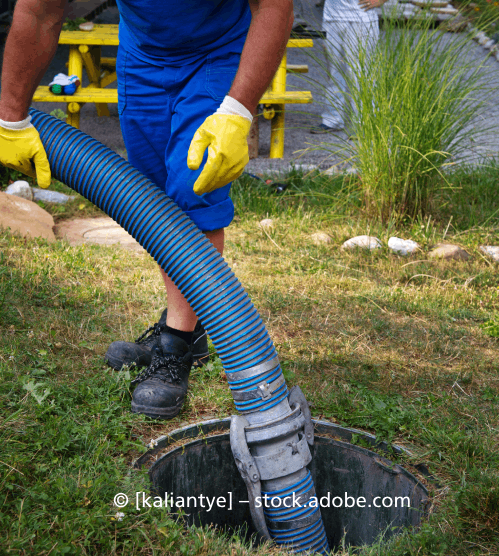 Ein Mann in blauen Shorts und gelben Handschuhen pumpt Wasser in einen Schacht, R & I Felber Service GmbH