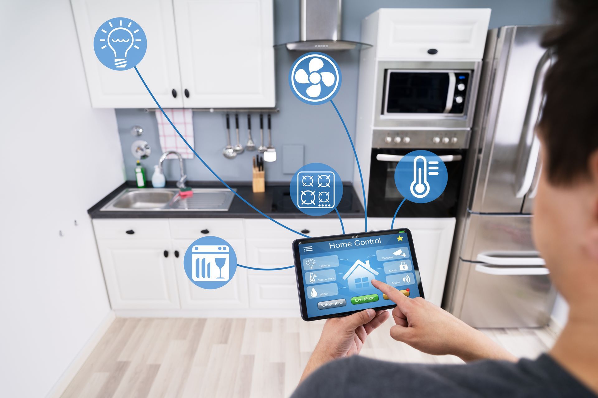 Cuisine intelligente avec commandes sur tablette et icônes flottantes pour l'éclairage, le ventilateur, la sécurité et la température.