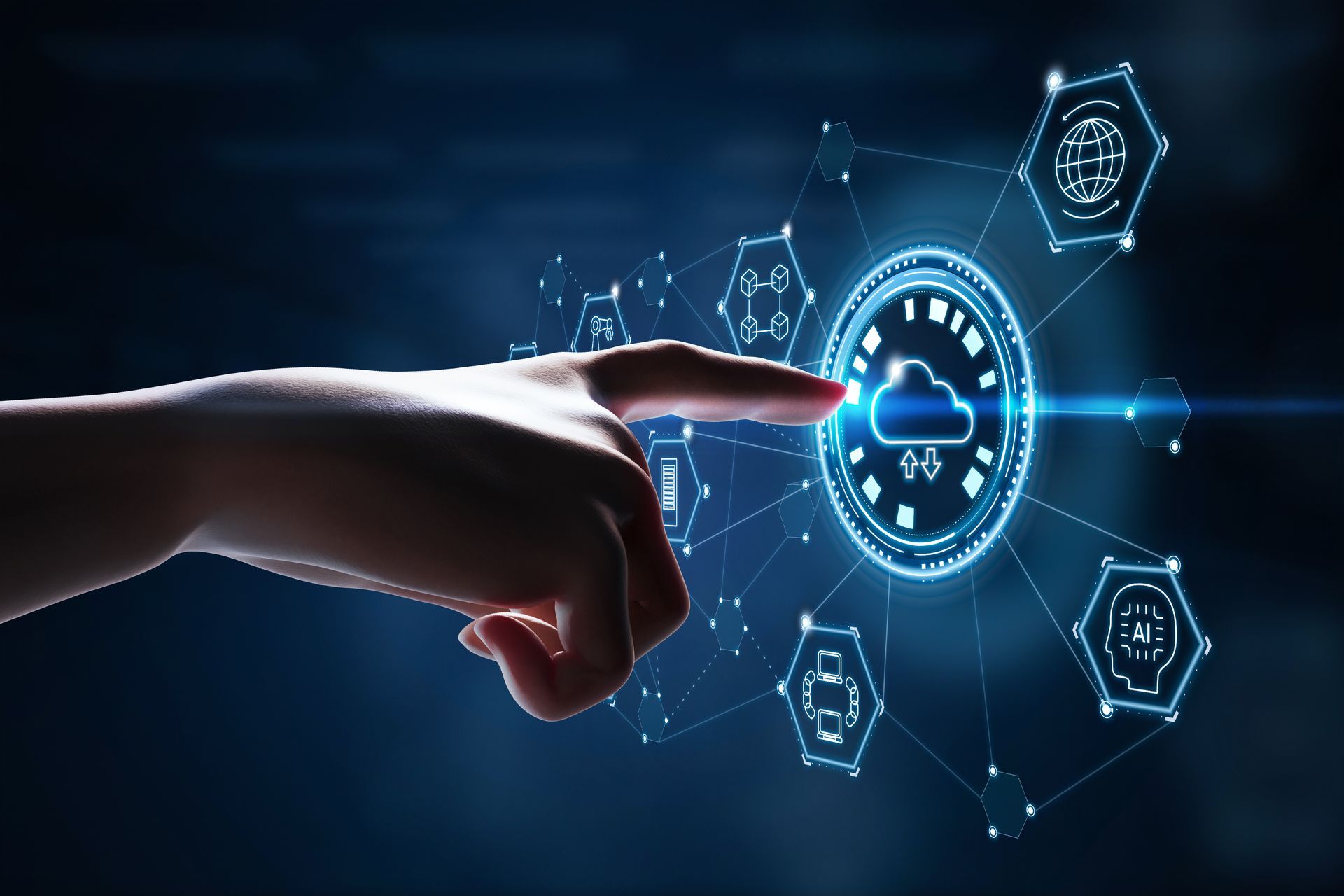 Main pointant vers une icône de nuage lumineux et une interface numérique sur fond bleu foncé