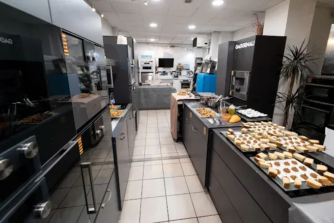 Réception de partenaires avec petits-fours dans le showroom de RVS