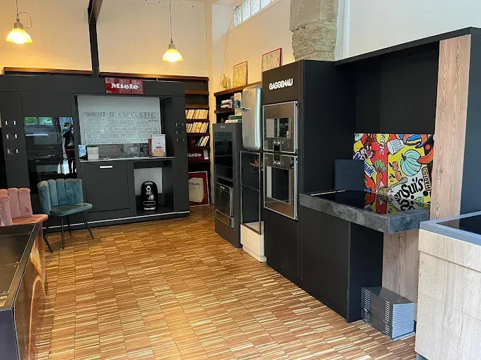 Intérieur du showroom d'électroménager de RVS