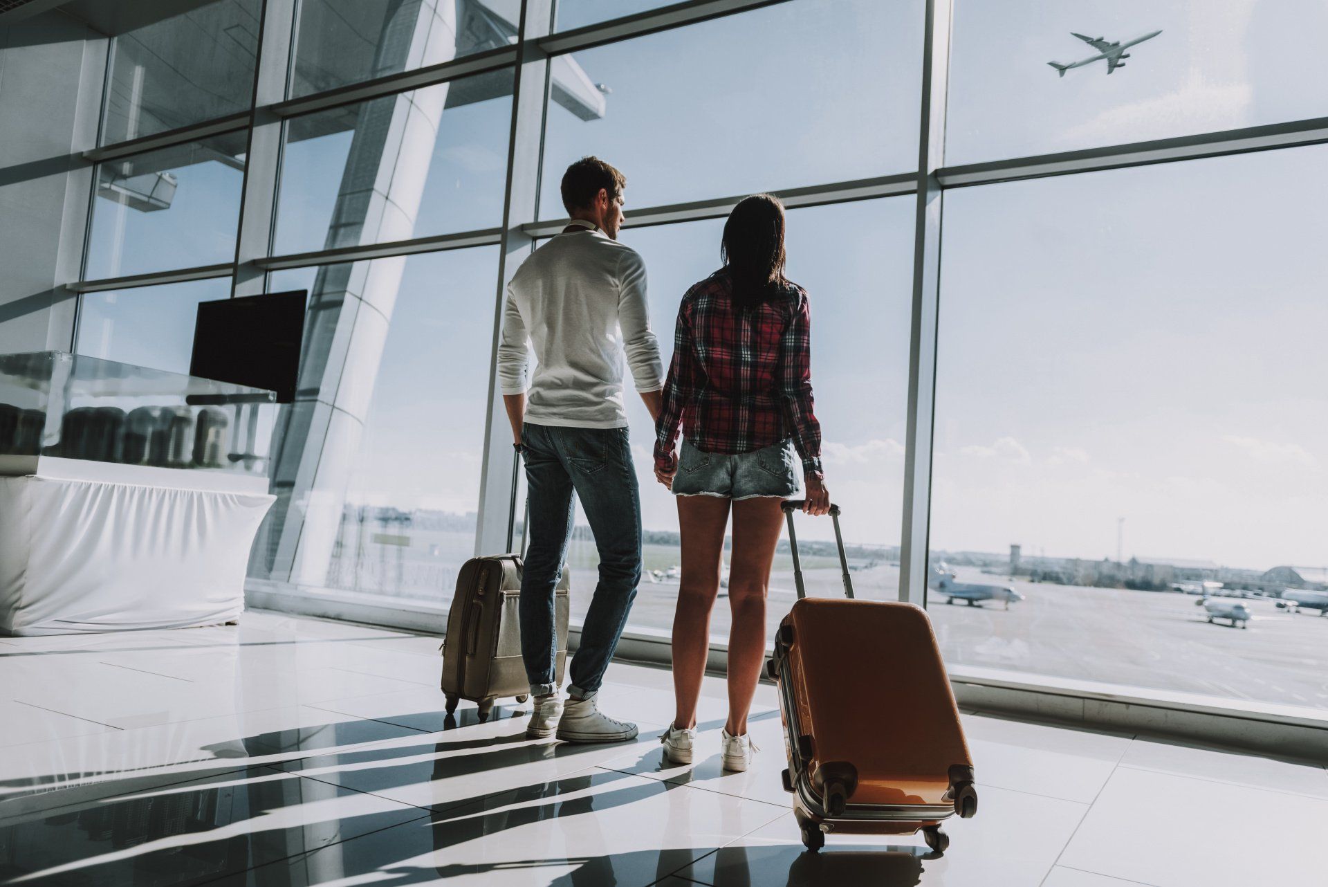 Passagers à l’aéroport avec valises