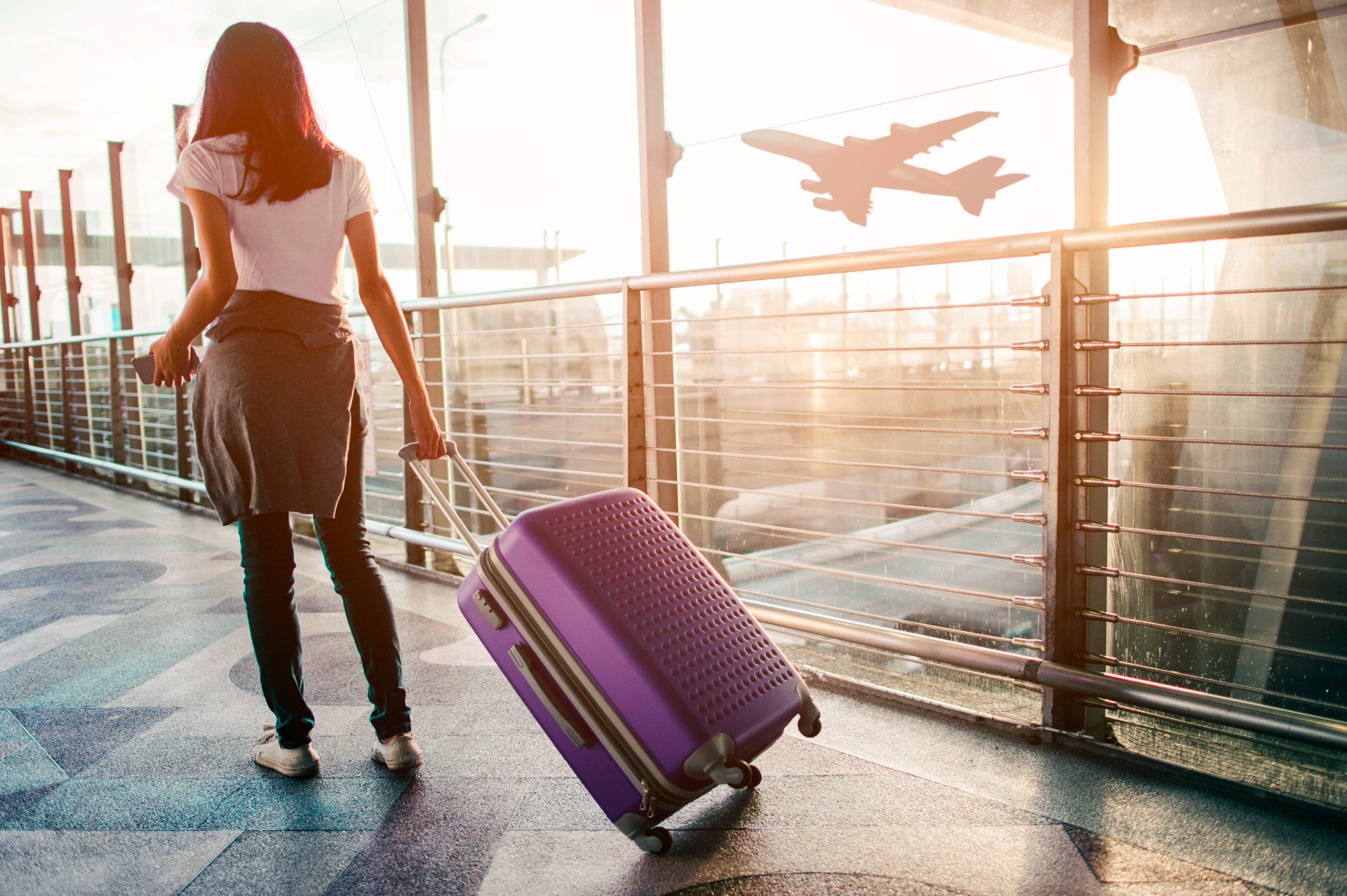 Passager à l’aéroport avec valise violette