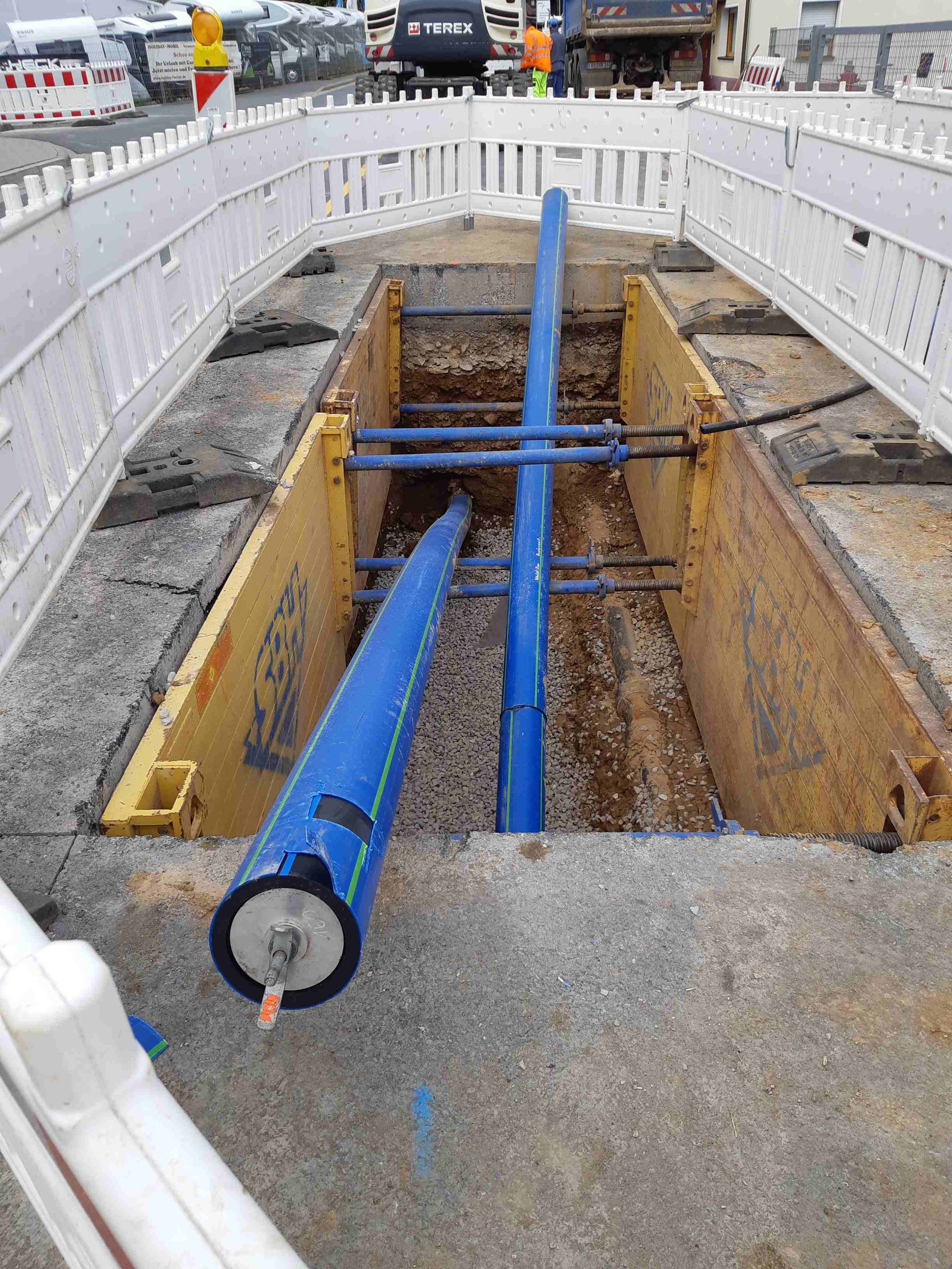 Sanierung einer Trinkwasserversorgungsleitung im Bereich einer hochfrequentierten Bundesstraße (B2) in Igensdorf mittels Spülbohrverfahren im laufenden Betrieb.