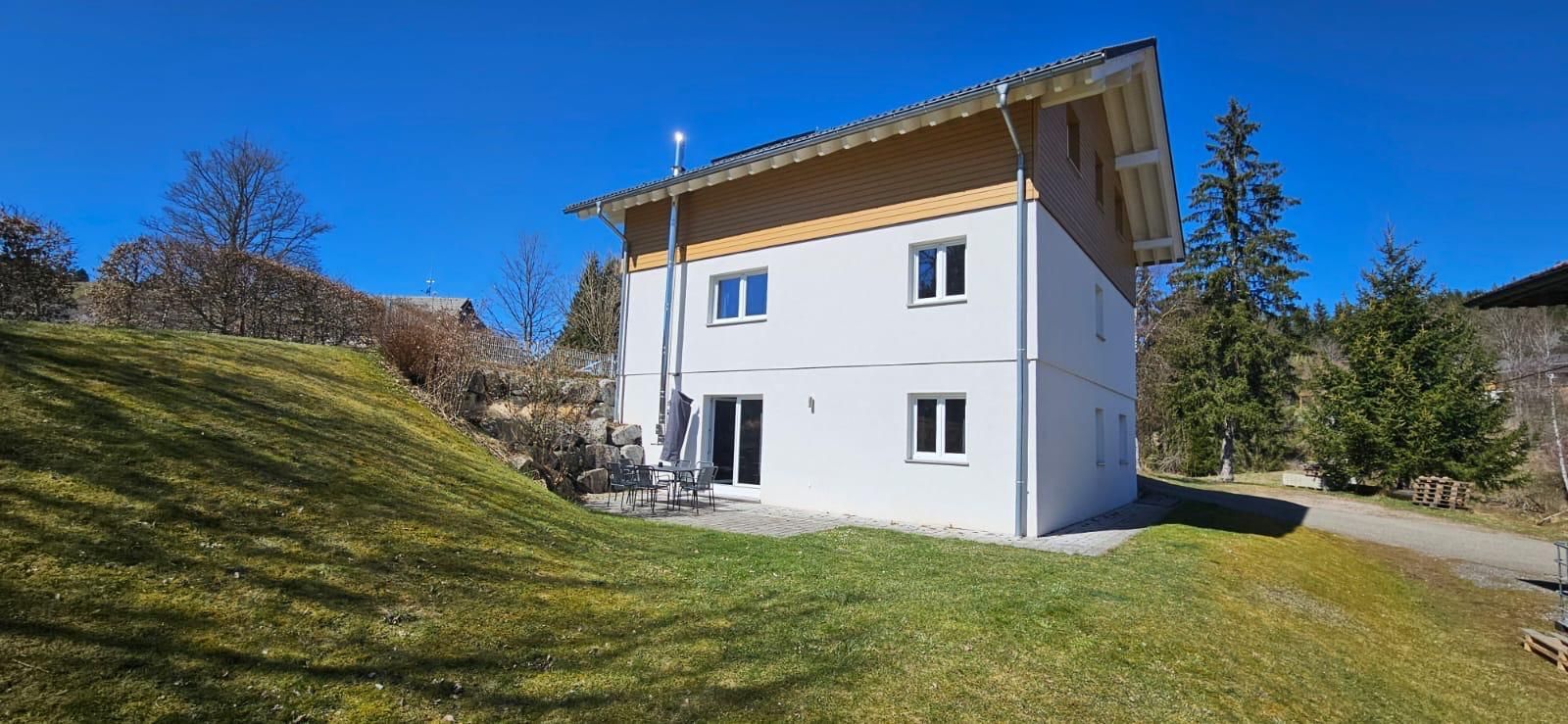 Außenansicht der freistehenden Ferienwohnung in Feldberg mit großer Rasenfläche und ruhiger Lage im Grünen