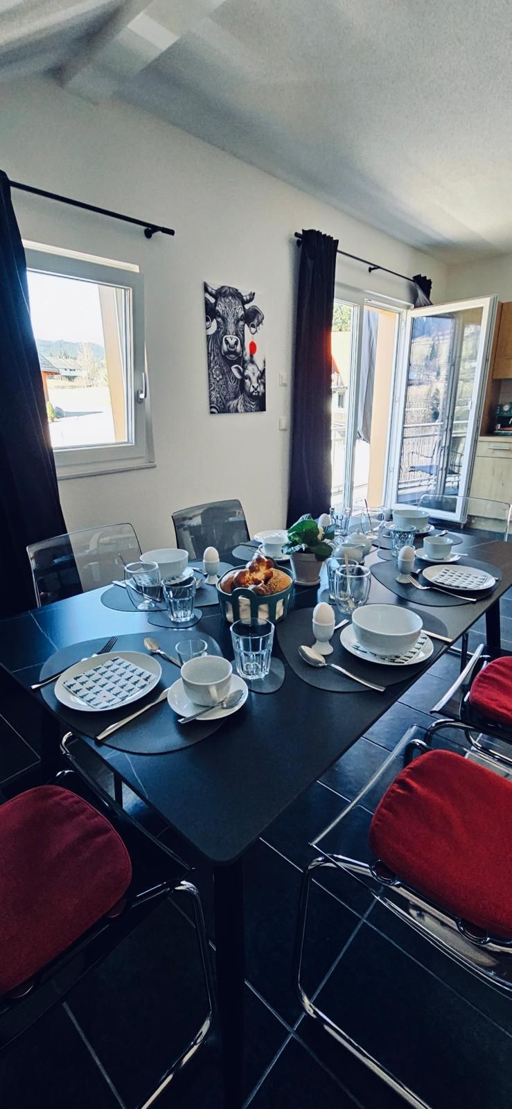 Festlich gedeckter Esstisch für ein gemeinsames Frühstück in der familienfreundlichen Ferienwohnung in Feldberg