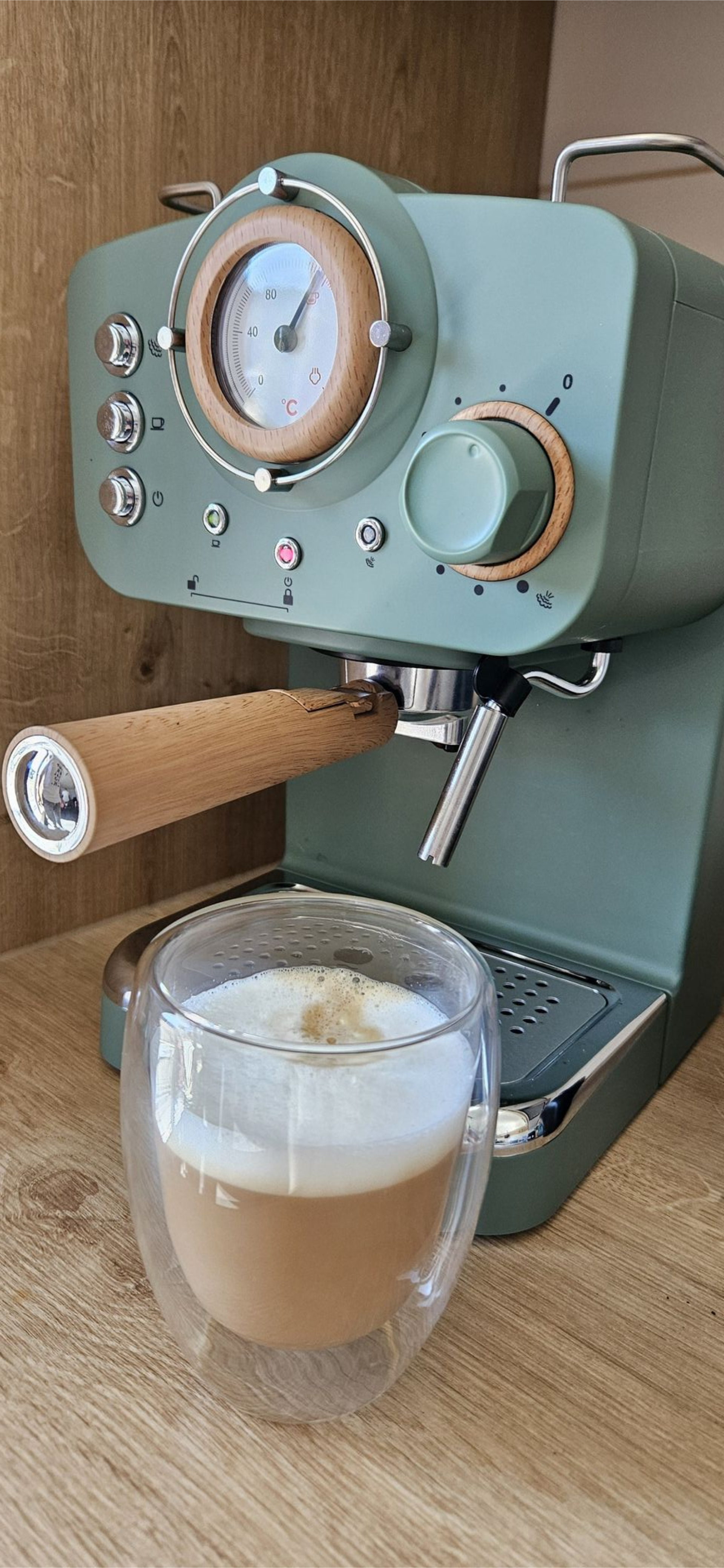Hochwertige Siebträger-Kaffeemaschine in der Küche der Ferienwohnung in Feldberg