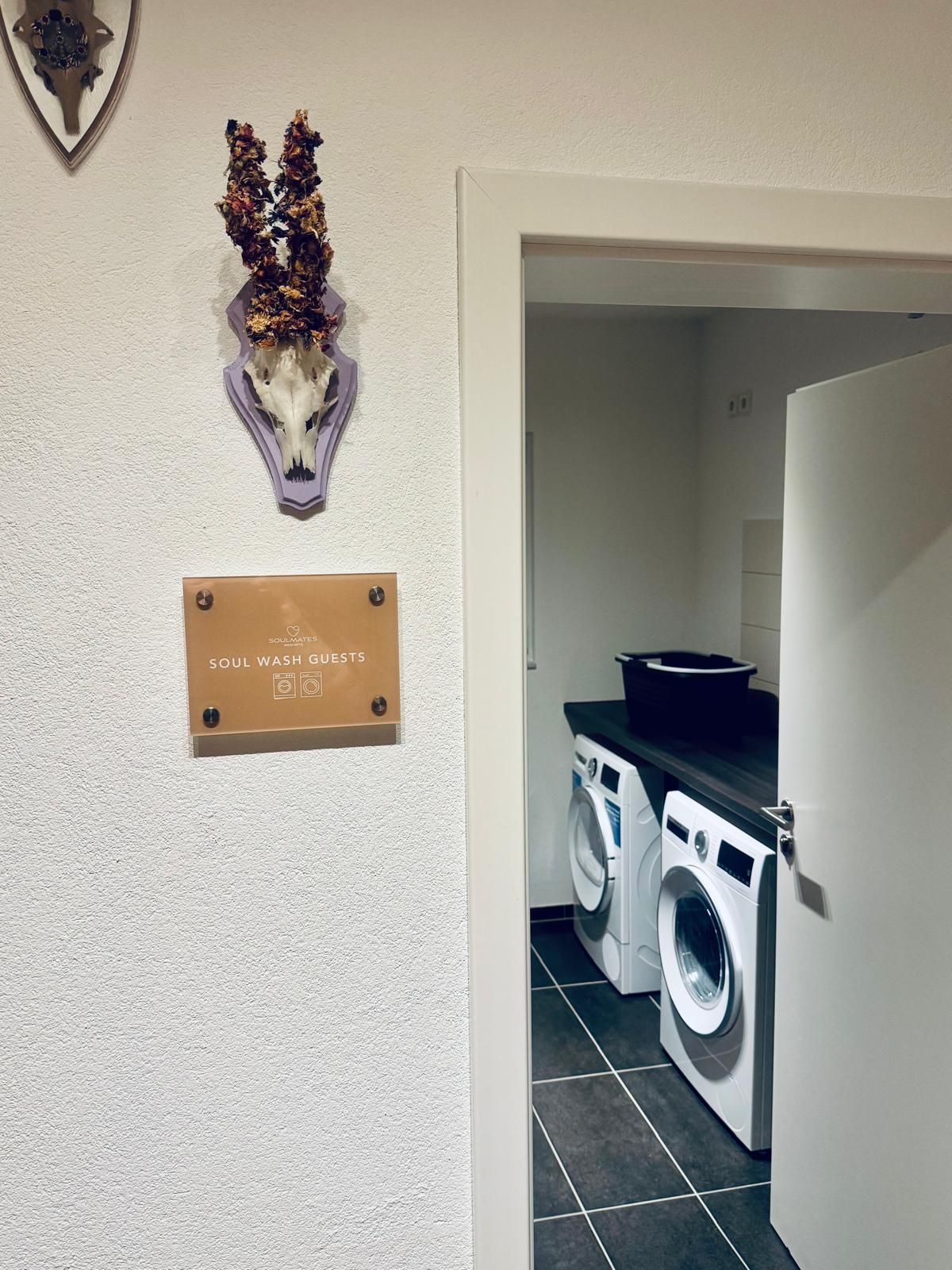 Eigene Waschküche mit Waschmaschine und Wäschetrockner für Gäste der Ferienwohnung in Feldberg