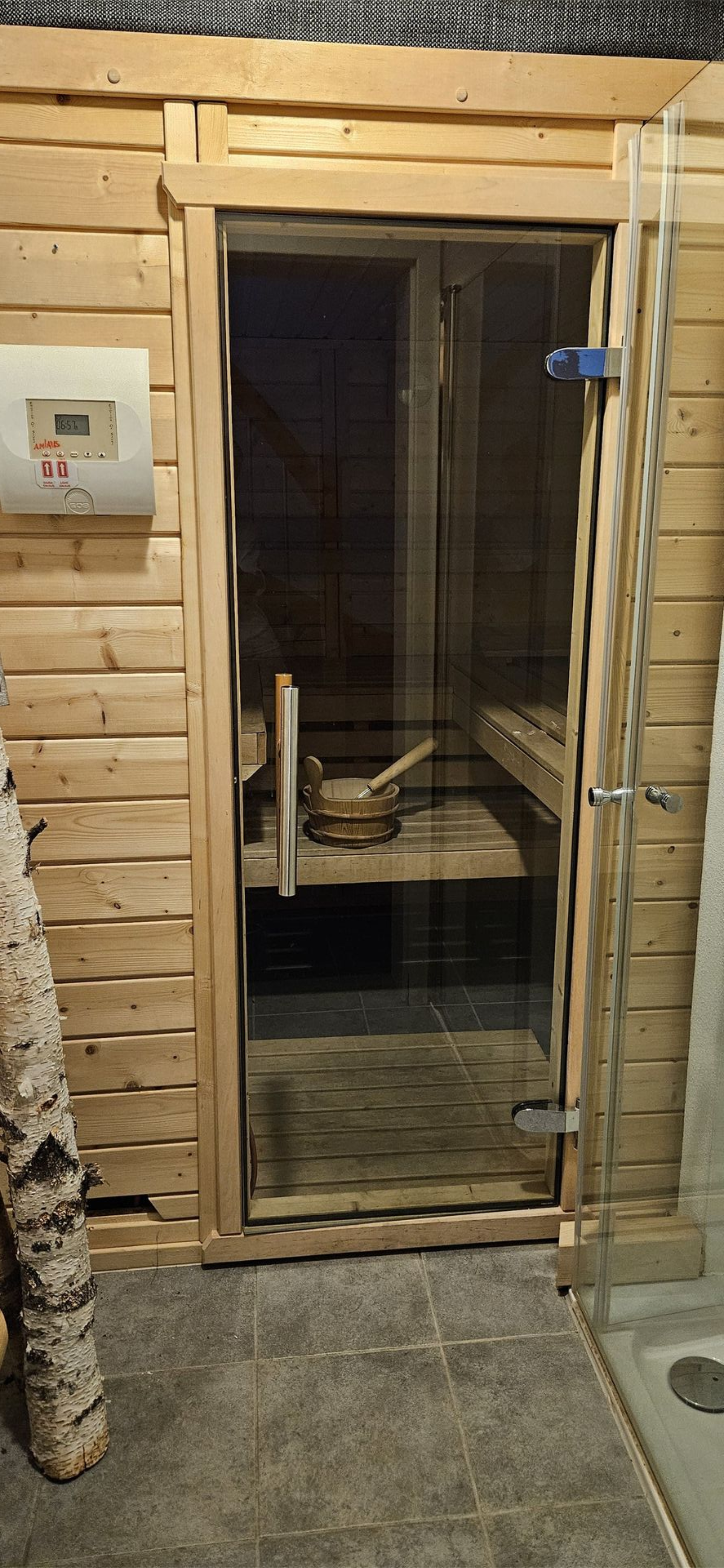 Private Holz-Sauna mit Glastür für Wellness und Entspannung in der Ferienwohnung in Feldberg