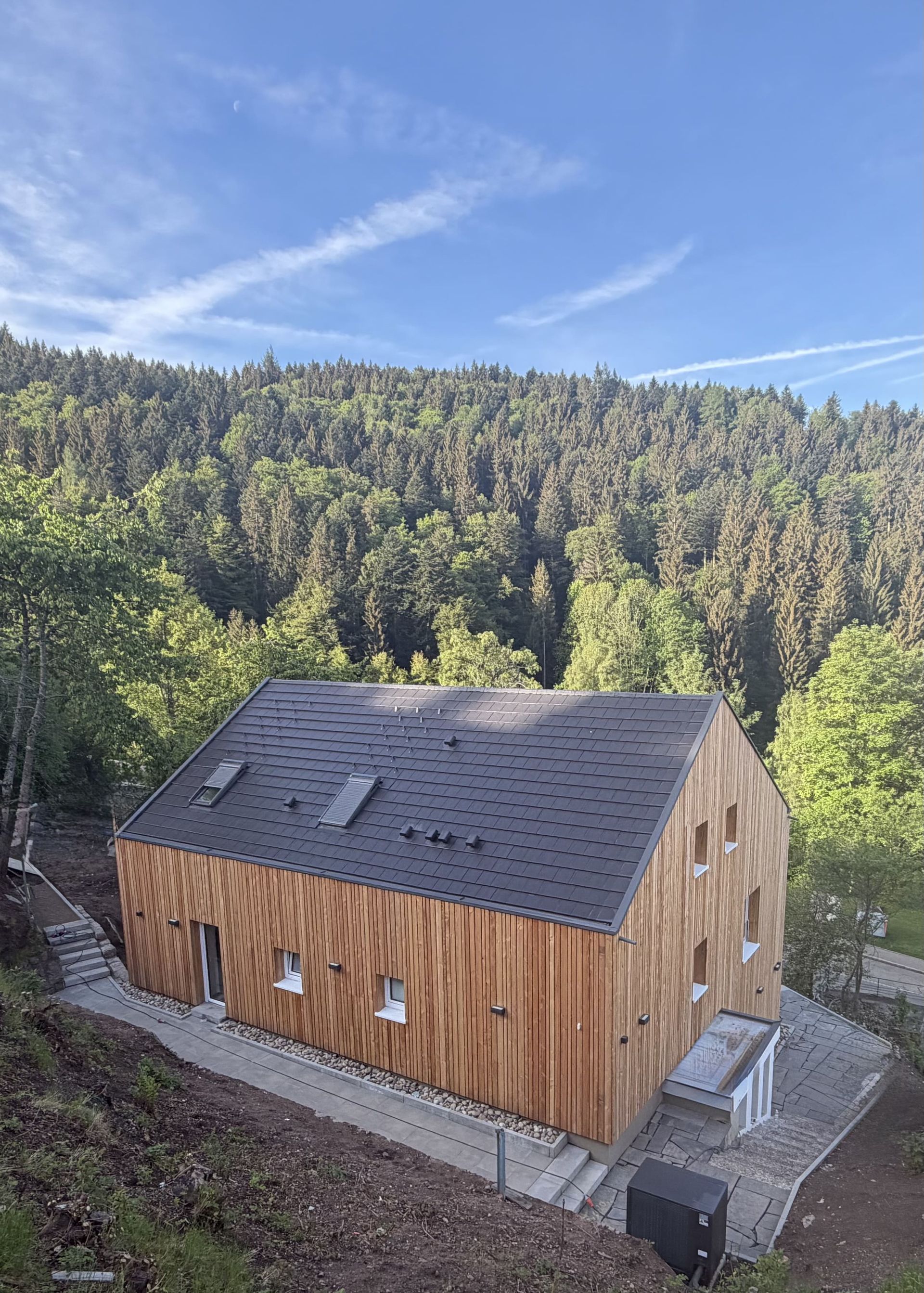 Moderne Holzfassade der Ferienwohnung in Triberg mit ruhiger Lage direkt am Waldrand
