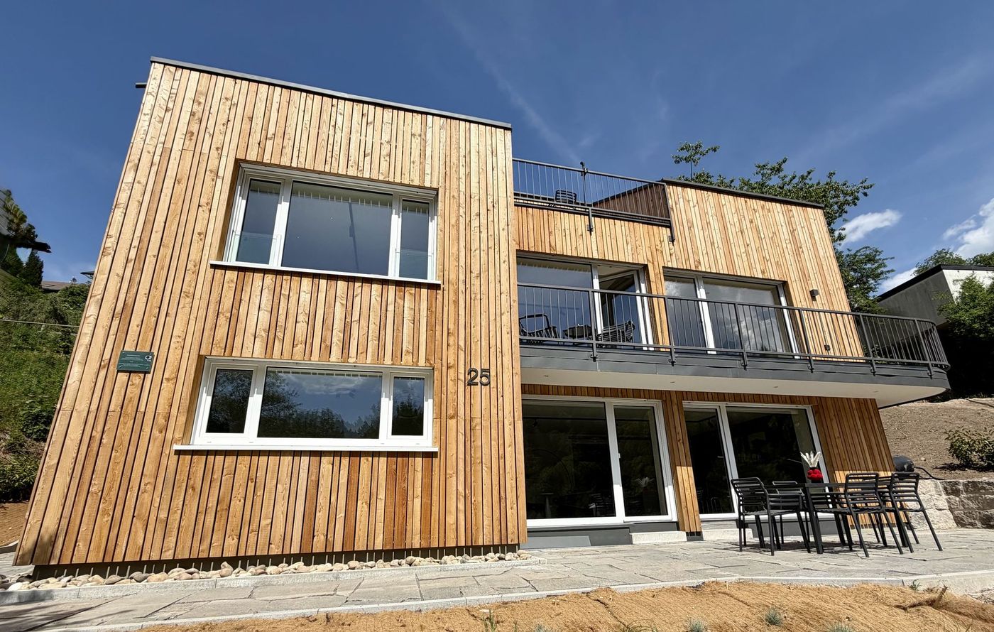 Architektonisch moderne Ferienwohnung in Triberg mit Holzfassade, großer Terrasse und Balkon