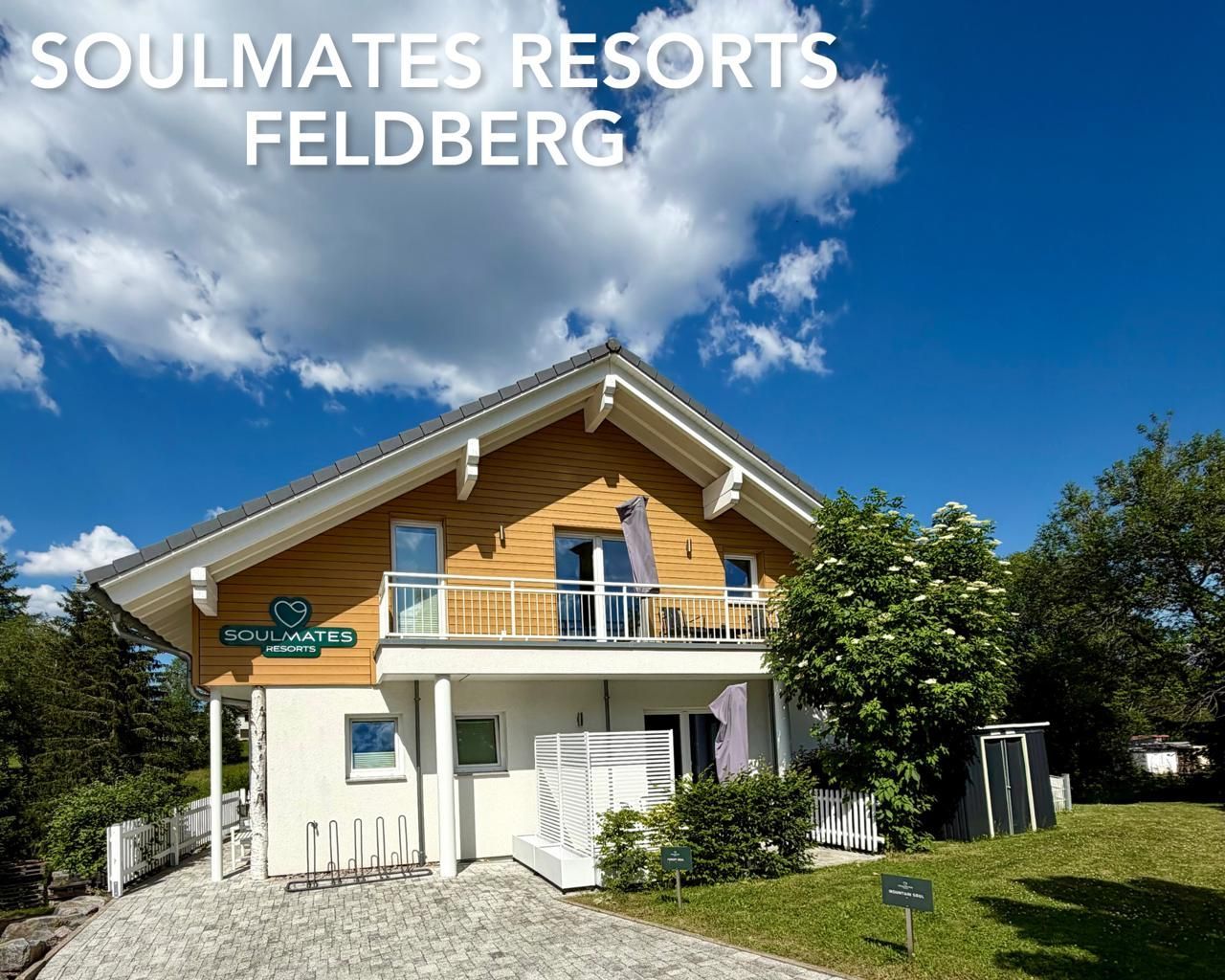 Außenansicht der Ferienwohnung Soulmates Resorts Feldberg im Schwarzwald mit Balkon und Garten