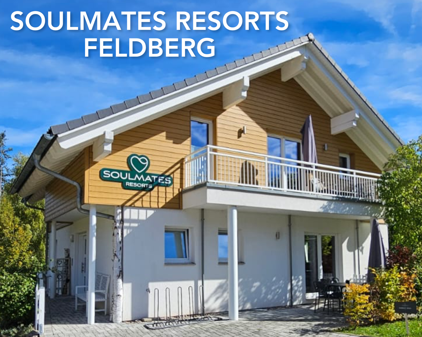 Außenansicht der Ferienwohnung Soulmates Resorts Feldberg im Schwarzwald mit Balkon und Garten