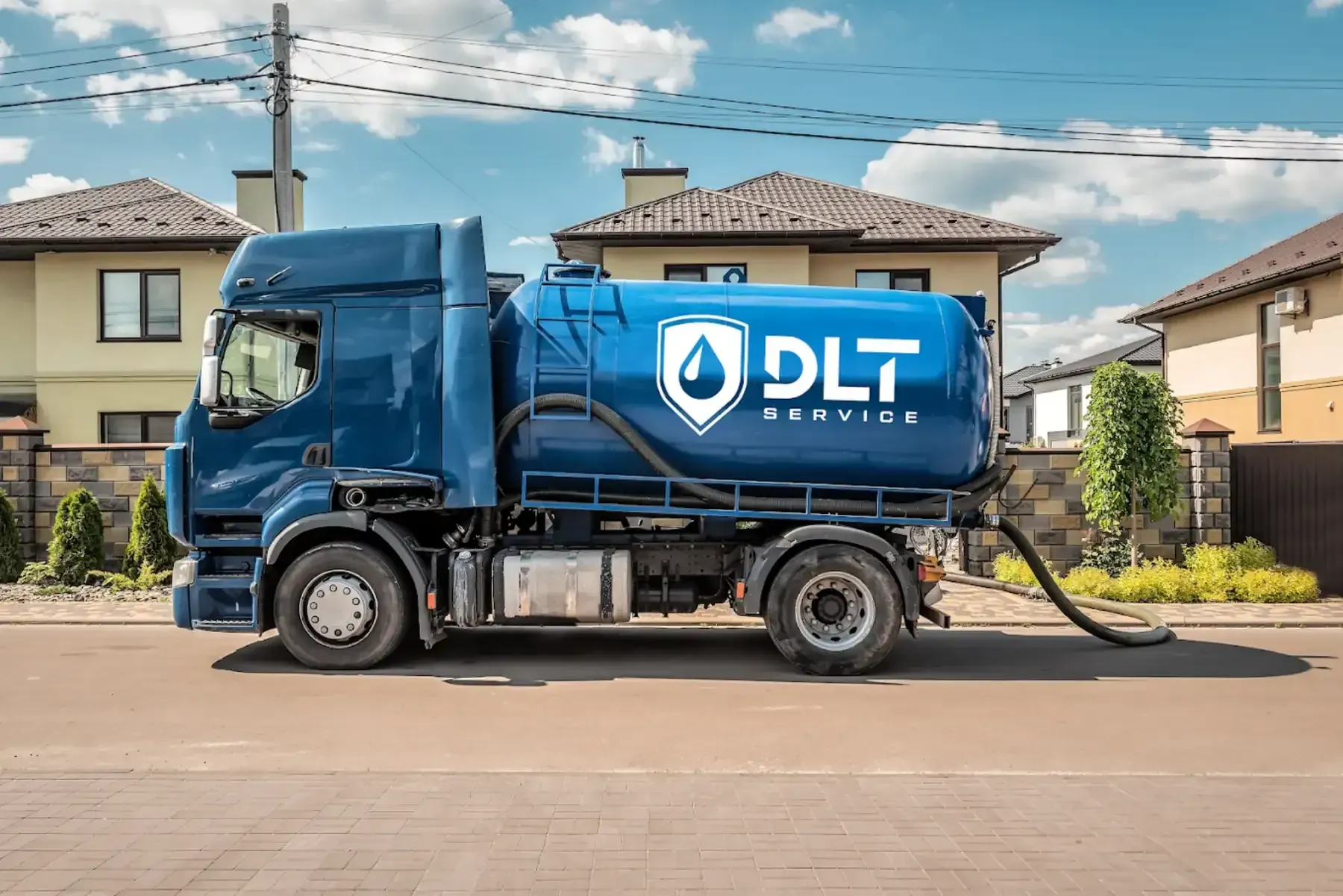 Dos imágenes: un trabajador en una escalera alta pintando una pared exterior y un trabajador en un andamio enyesando un techo.