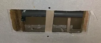 Ein rechteckiges Loch in einer Wand gibt den