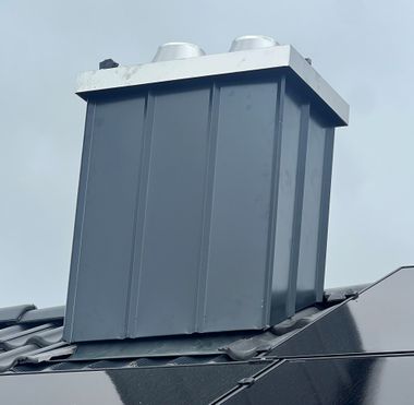 Metall wird durch Industriemaschinen in eine Zickzackform gebogen.