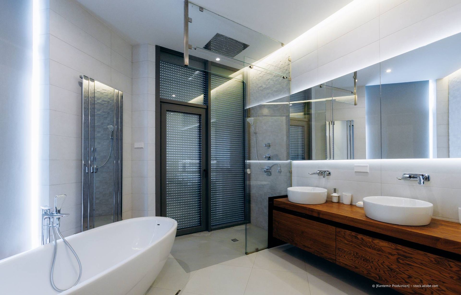 Modernes Badezimmer mit freistehender Badewanne, Doppelwaschbecken, Glasdusche und Waschtisch aus Holz.