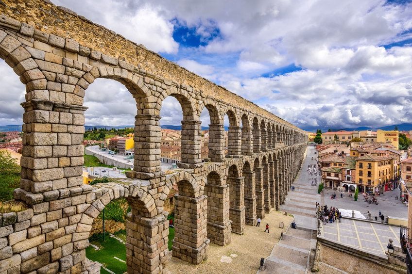 Una vista aérea de un antiguo acueducto romano en Segovia, España.