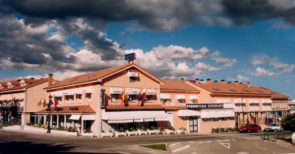 Un gran edificio con un cielo nublado al fondo.