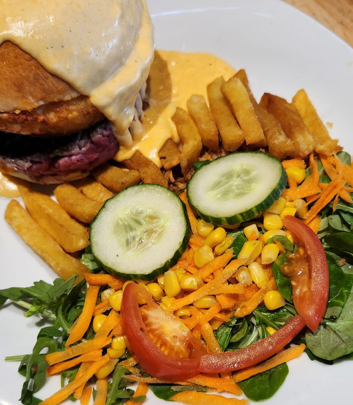 Un burger avec les accompagnements arrangés pour créer un visage.