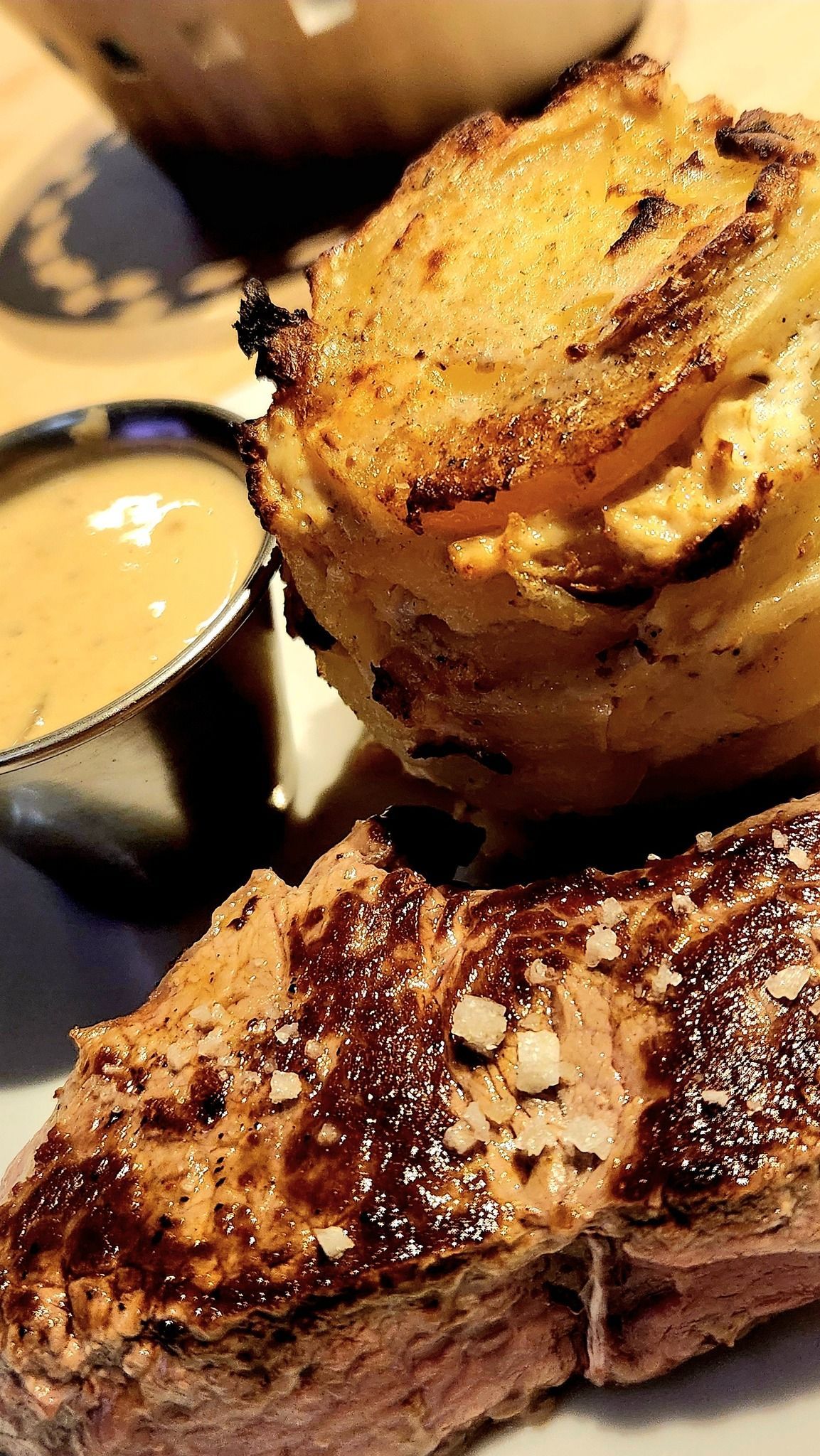 Basse côte de bœuf Angus, gratin dauphinois et sauce aux champignons.