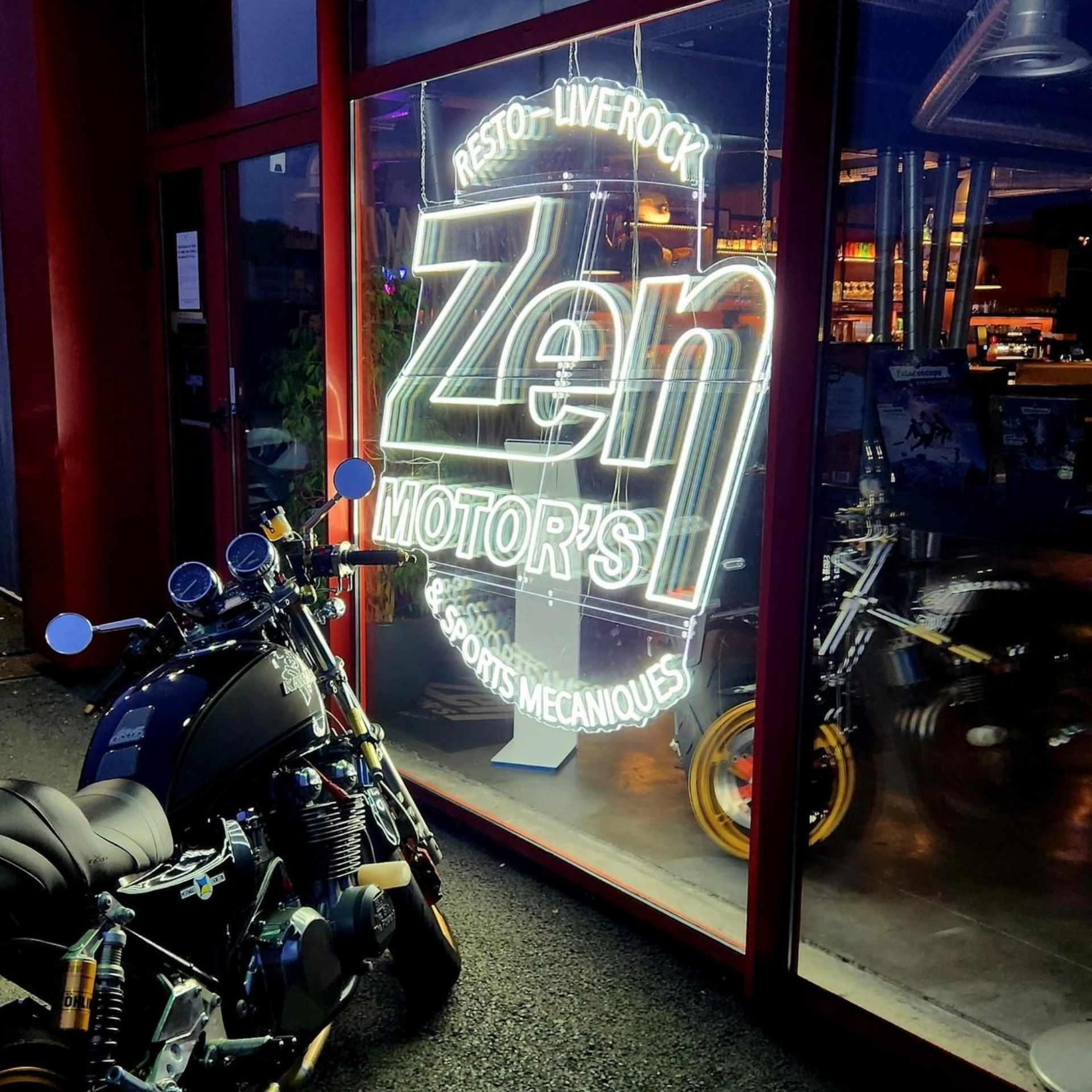 Moto garée devant la brasserie Zen Motor's.