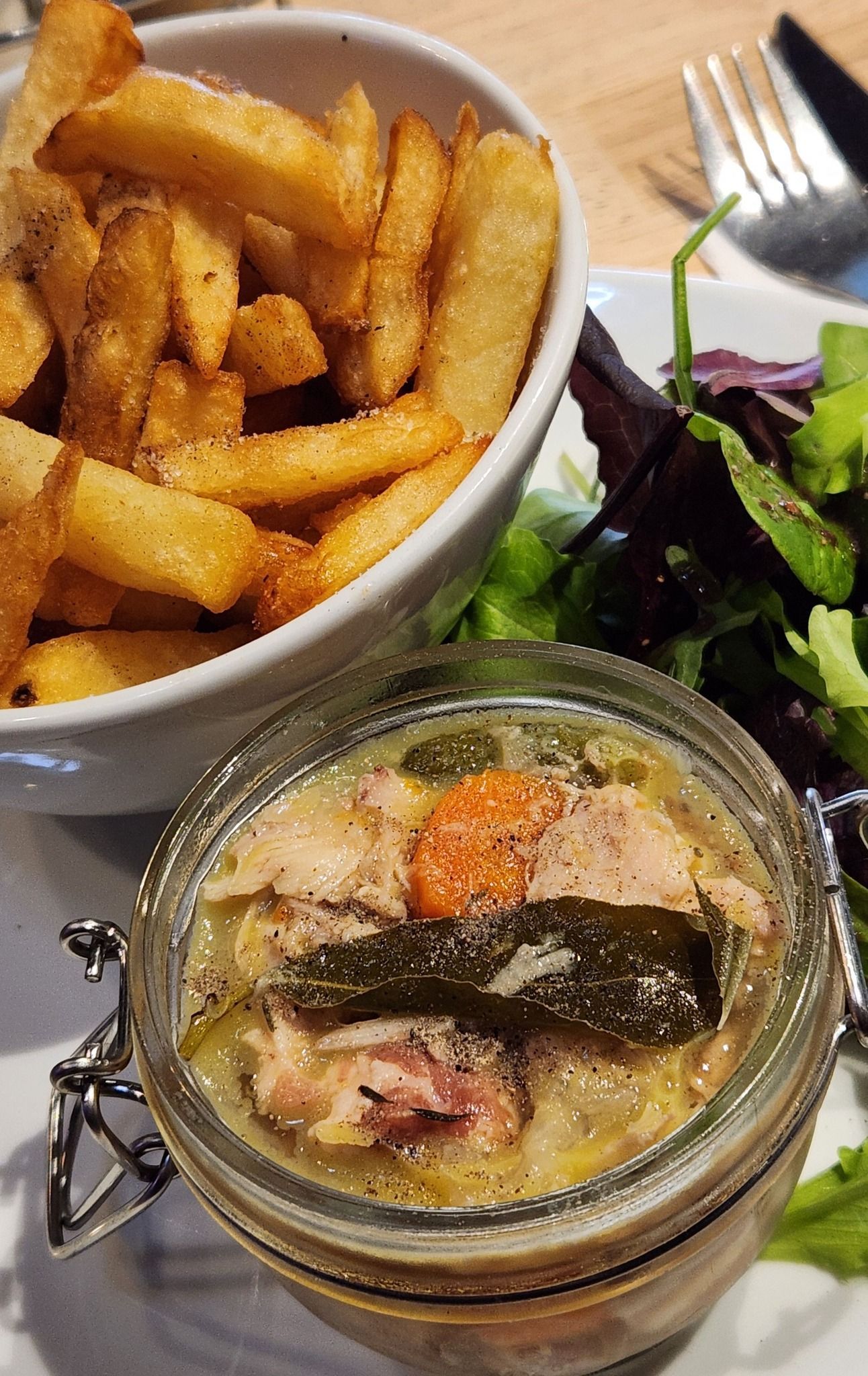 Potjevleesch maison et frites maison.