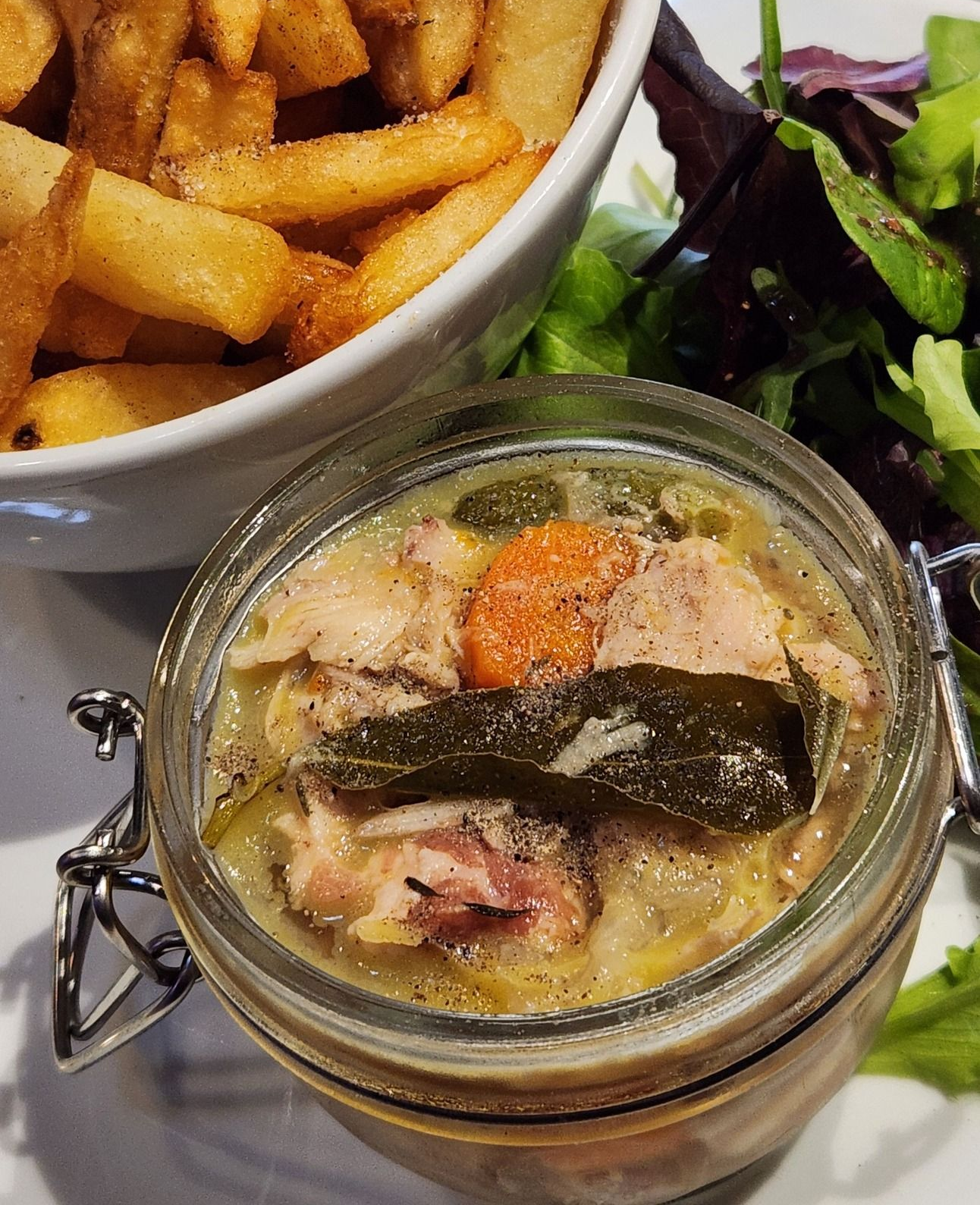 Potjevleesch maison et frites maison.