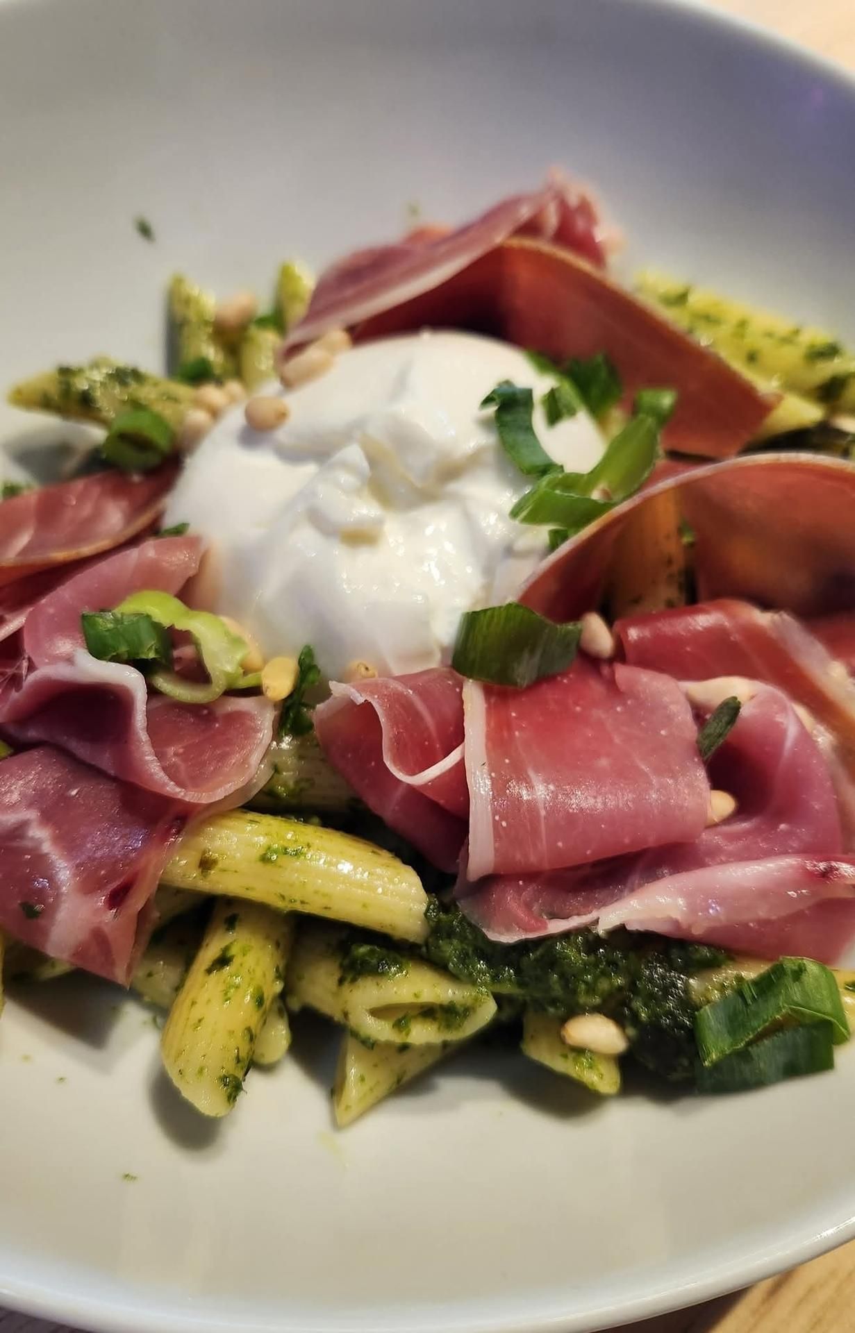 Pennes au pesto, burrata et jambon cru.