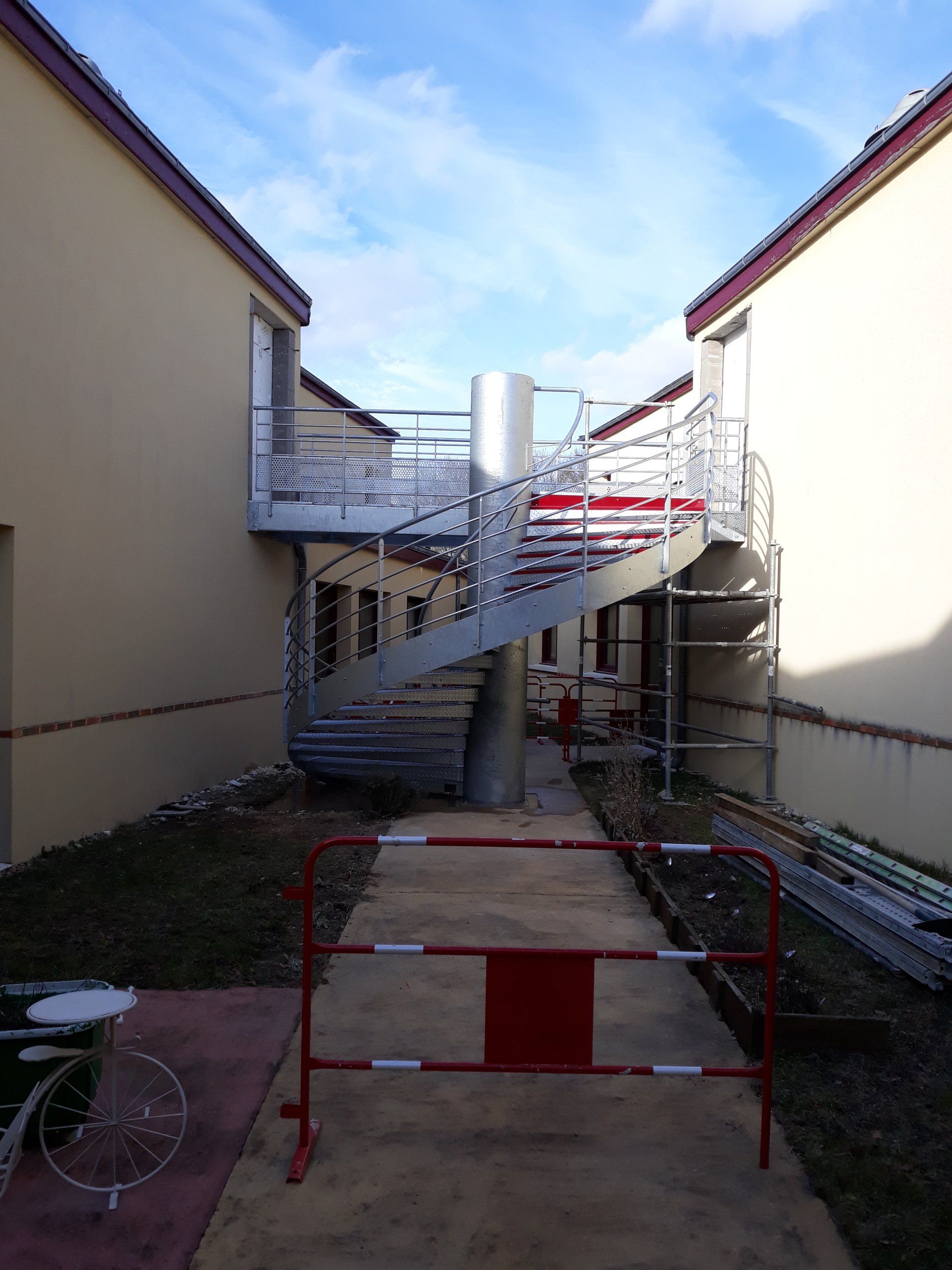 Escalier et barrières en extérieur