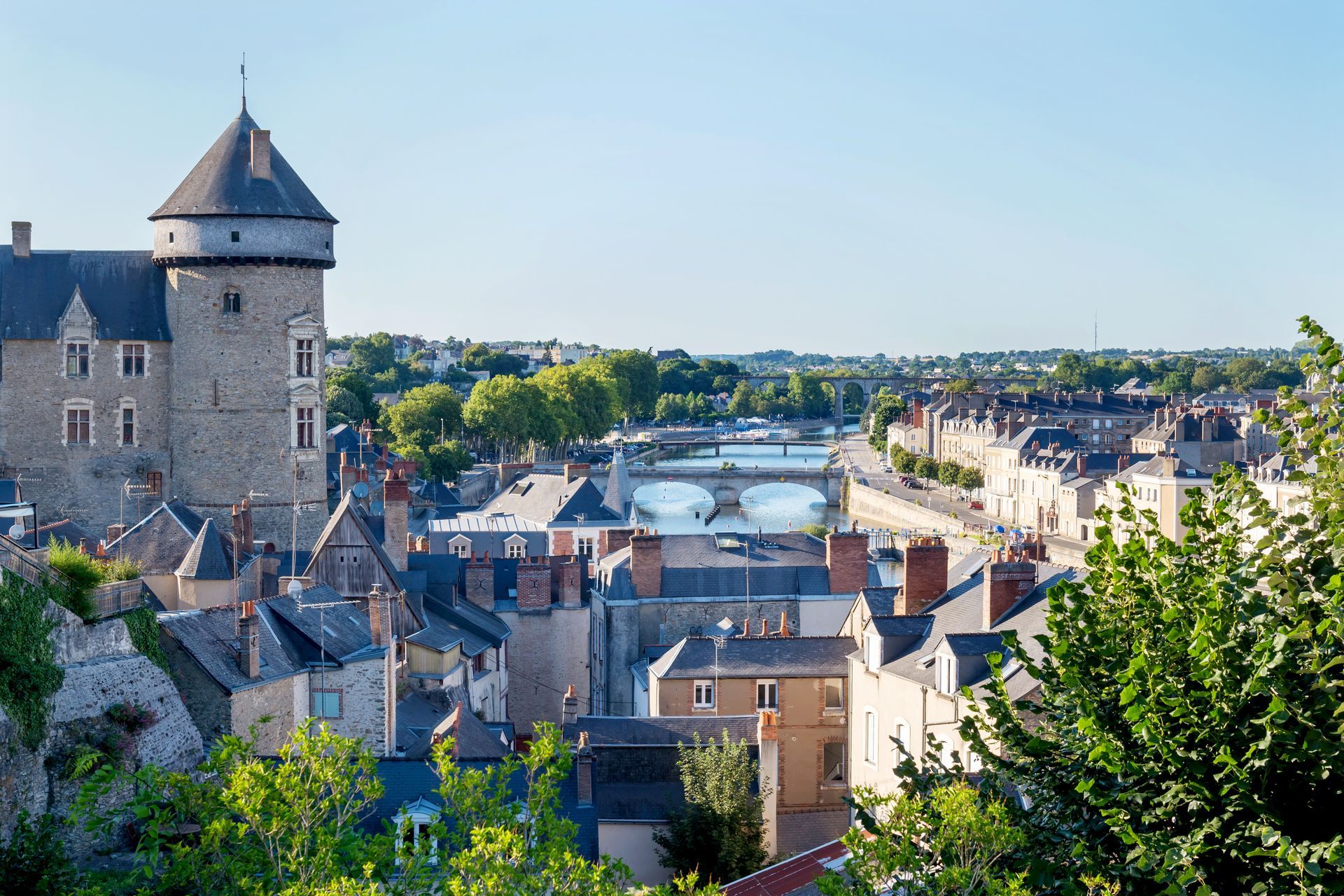 Vue aérienne de la ville de Laval et de la Mayenne