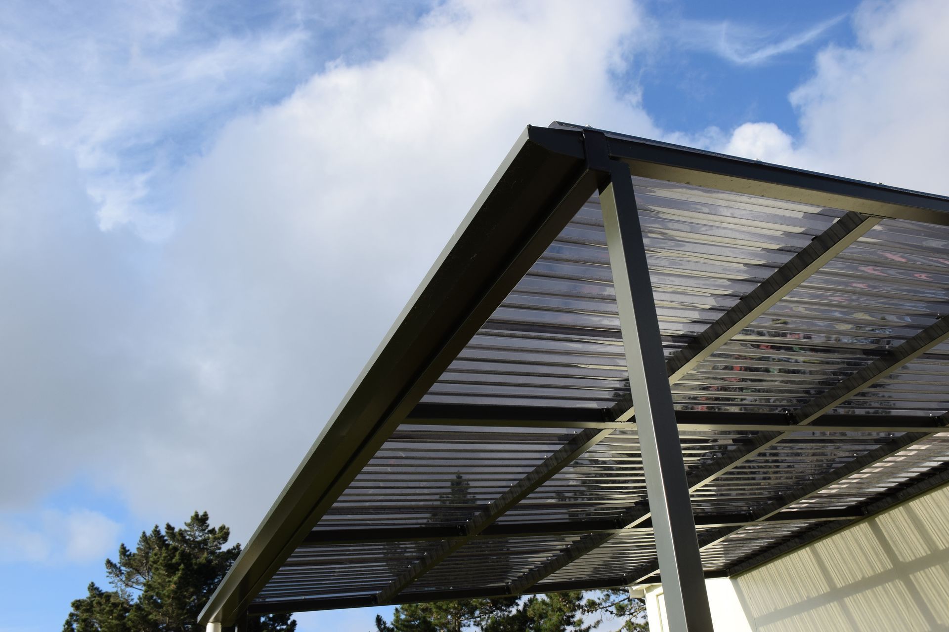 Toit de carport en métal sur un ciel bleu nuageux