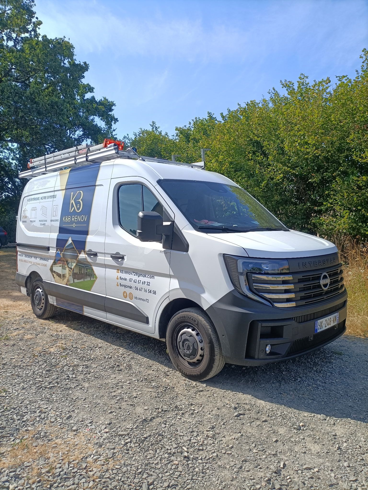 Camionnette blanche de l'entreprise floquée aux couleurs de K&B RÉNOV