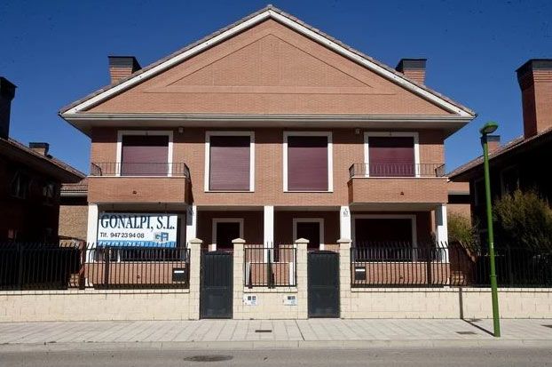 Una gran casa de ladrillo con un cartel que dice 'goyaplast'