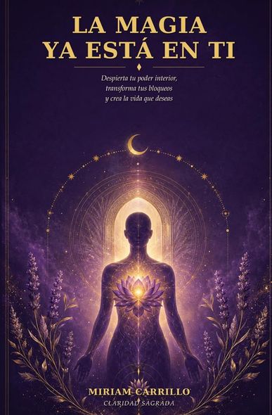 Una mujer sonríe en una mesa de lectura de tarot con velas, cristales y flores moradas en una habitación acogedora