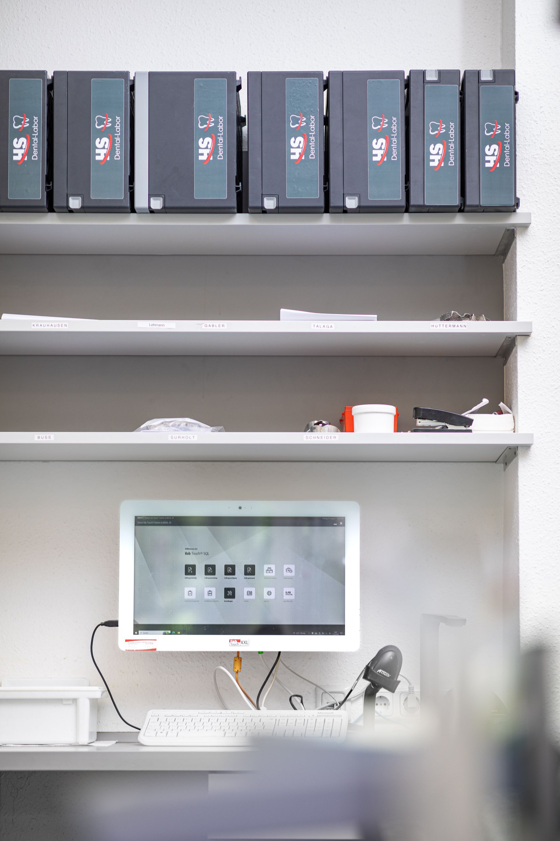 Regal mit Aktenordnern zu HS Dental-Labor GmbH