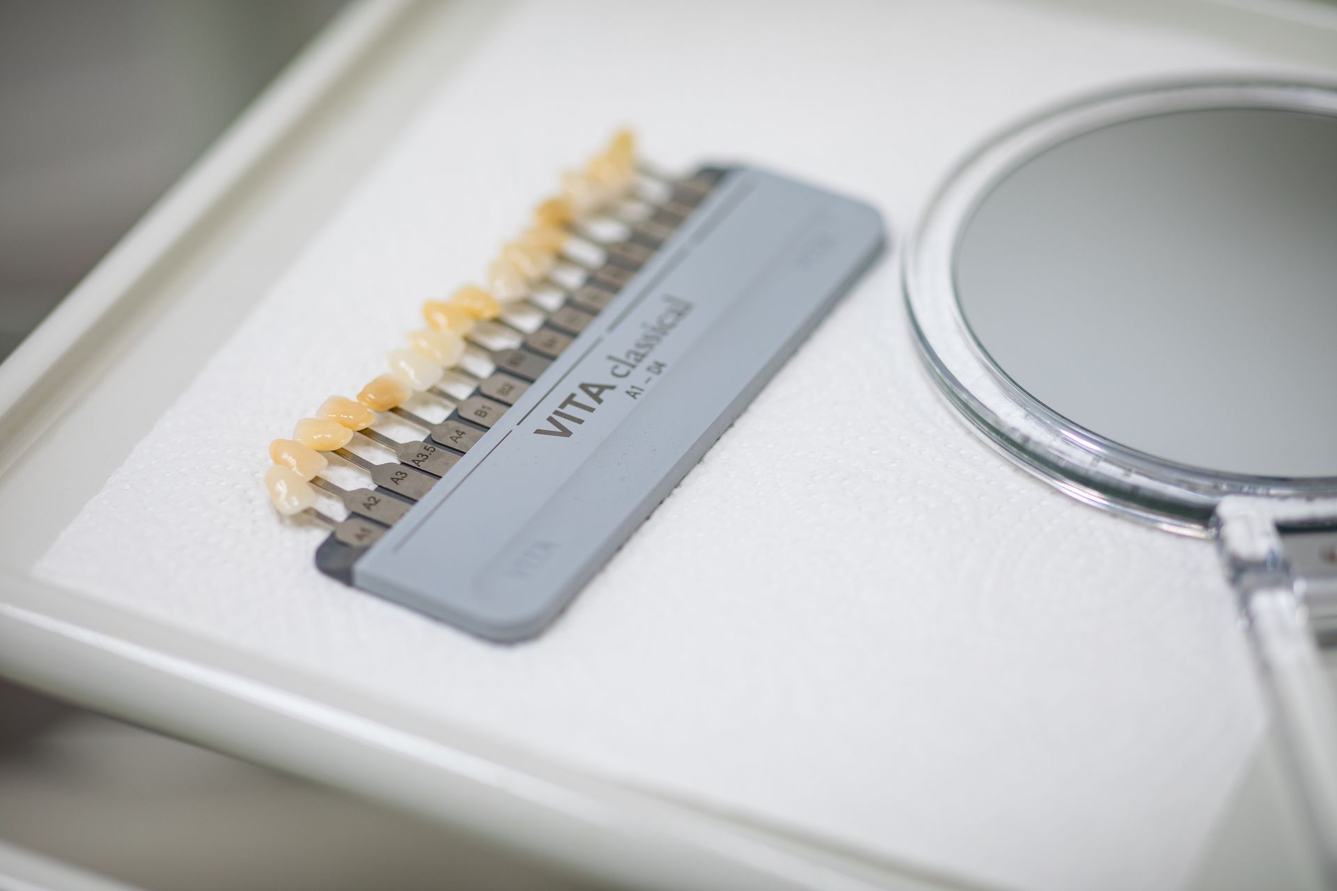 Ein Tablett mit Zähnen und einem Spiegel